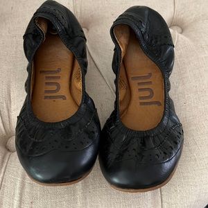 Juil black leather flats - brogue pattern - so cute! Sz 6